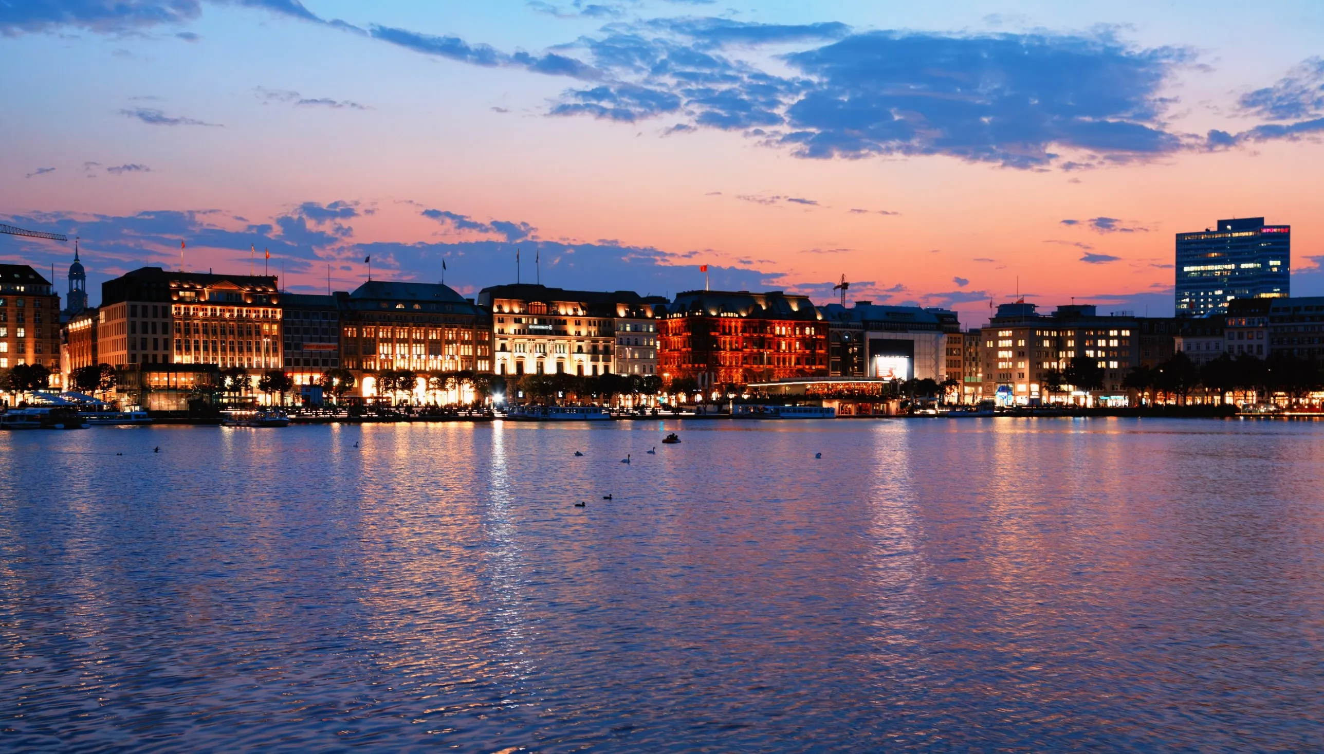 Abendstimmung an der Binnenalster am Jungfernstieg in Hamburg